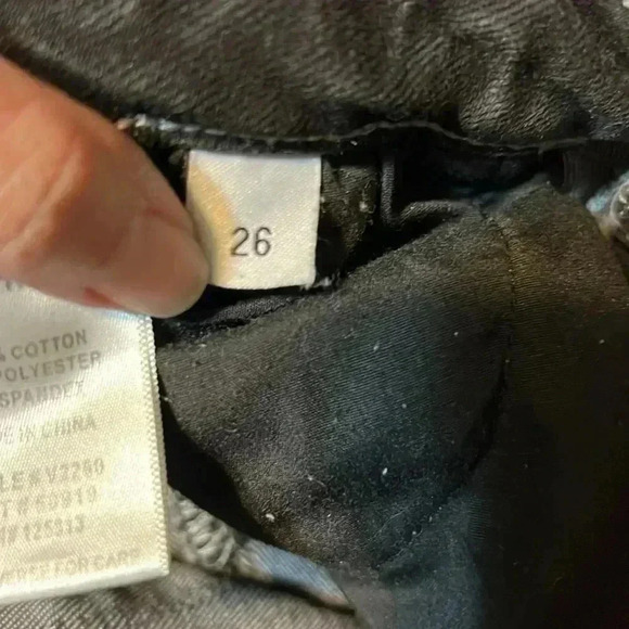 Vervet distressed skinny jeanss in a size 26 - Picture 9 of 9